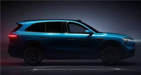 问界56789凑齐！余承东公布问界M6实车：大灯璀璨如钻石