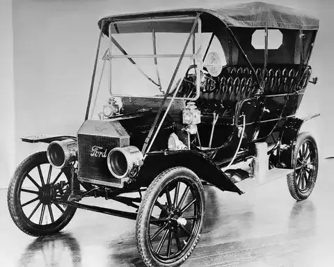 1886年戴姆勒一号：世界首台汽油四轮汽车，奠定现代汽车工业基石