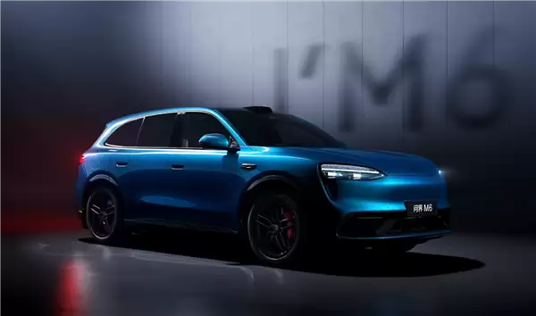 问界56789凑齐！余承东公布问界M6实车：大灯璀璨如钻石