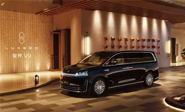 重仓50万级MPV市场格局!智界V9内饰细节曝光:堪比拟头等舱