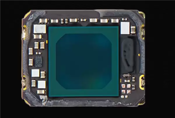 苹果依然引领行业！iPhone 17首发方形前摄：华为、OPPO已开始探索