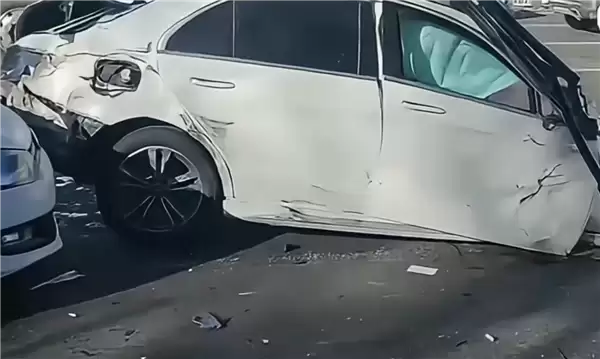 鄂尔多斯一奔驰轿车高速撞电线杆后解体 官方通报:驾驶员死亡