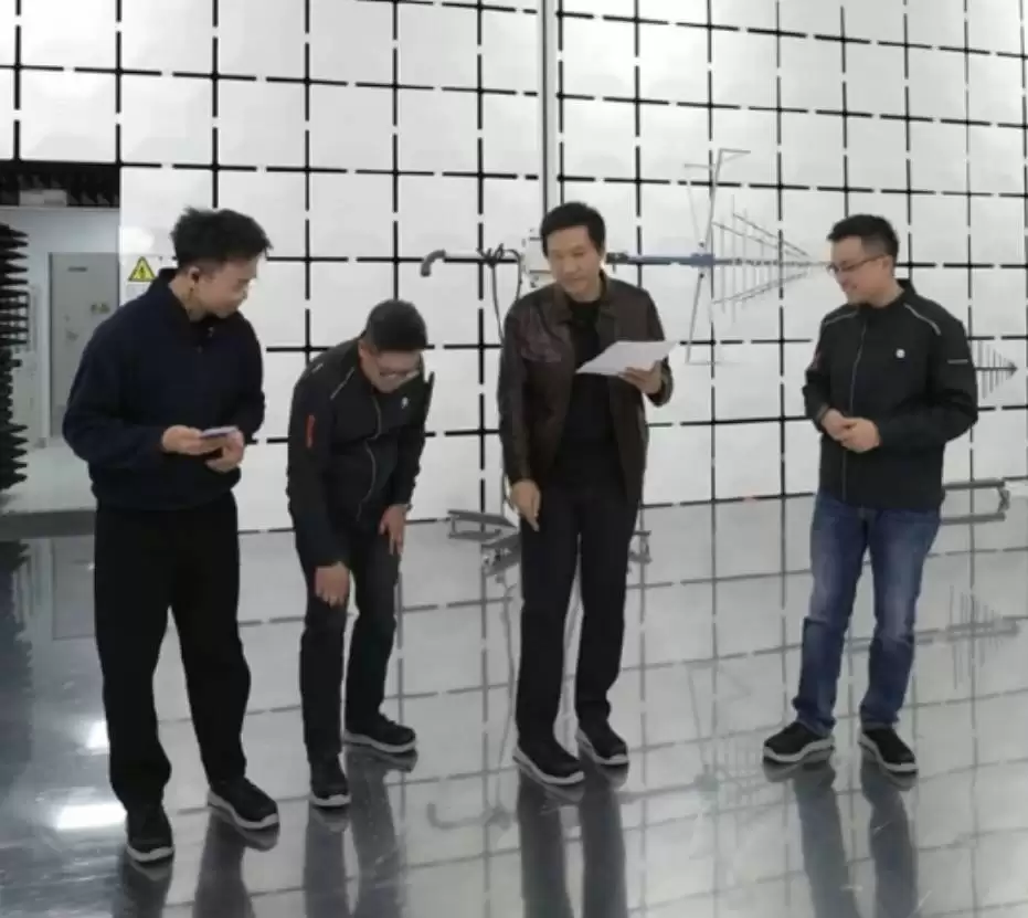 雷军直播穿劳保鞋引热议，详解工业级安全设计成焦点