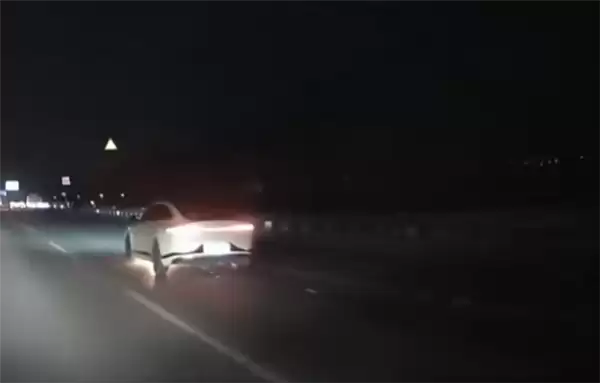 长安启源A07底盘掉落火星!后方车辆追赶提醒 司机下车后车辆起火