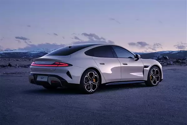 小米回应辽宁营口SU7起火事件：车内遗落火源引燃周边可燃物 烟花与电池无关