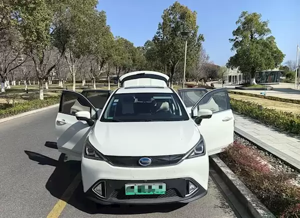 第一代新能源车主：说换电池贵都是扯 有本事把电池开坏试试