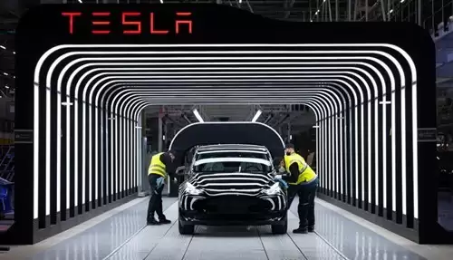 特斯拉2025年营收微降但员工增至13.48万人，产能扩张支撑人力需求