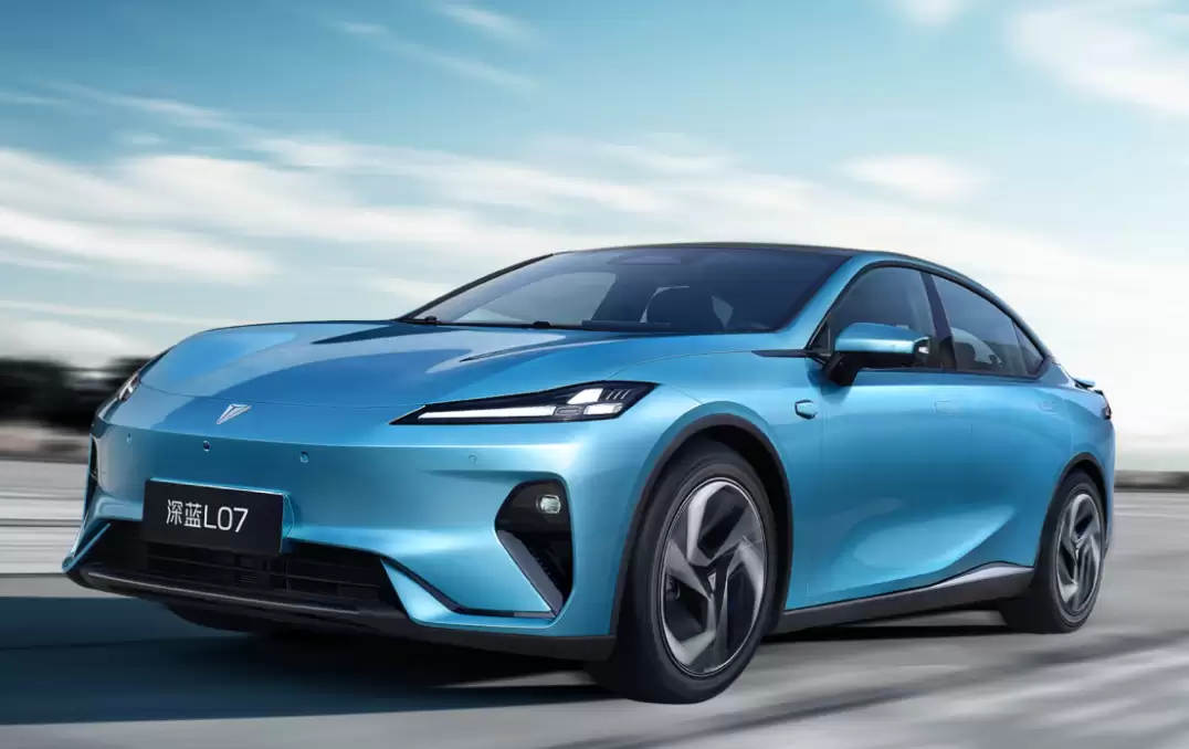 马斯克母亲晒偶遇特斯拉图片,网友:这是深蓝