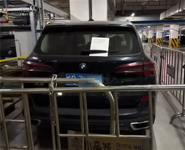 宝马停杭州一商场8101小时：停车费16900元 车身一周被铁栅栏锁死