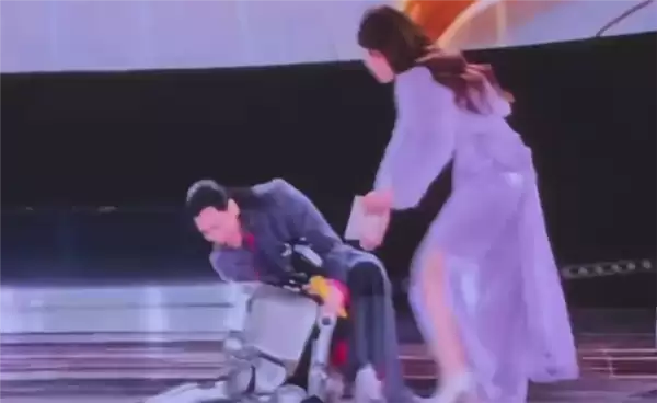 追觅机器人年会摔倒翻车 萧敬腾俯身去扶被撒贝宁调侃碰瓷