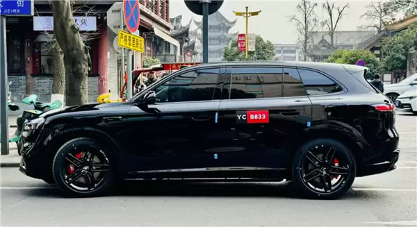 鸿蒙智行2026年大杀器!黑武士版问界M6实车曝光