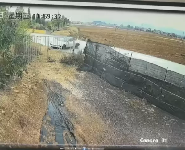 电动车侧滑进沟 不到1分钟起火!路人砸窗连救出3人