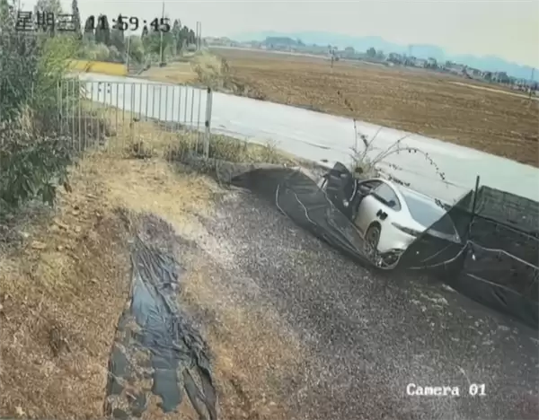 电动车侧滑进沟 不到1分钟起火!路人砸窗连救出3人