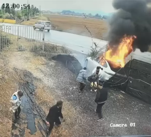 电动车侧滑进沟 不到1分钟起火!路人砸窗连救出3人