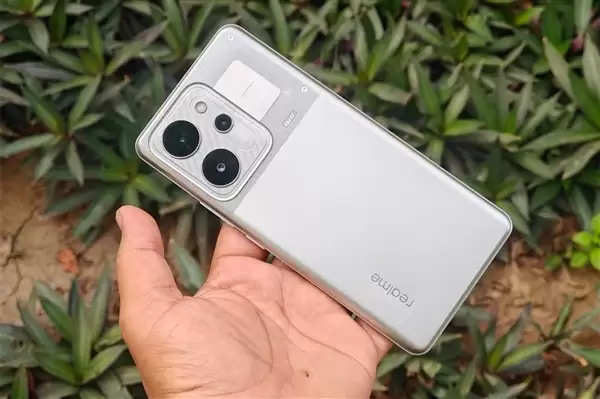 全球首款千元档万级电池手机来了!真我Power入网:淘汰充电宝