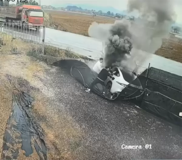 电动车侧滑进沟 不到1分钟起火!路人砸窗连救出3人