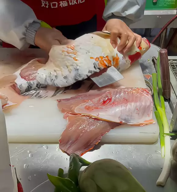 价值千元的锦鲤跳缸身亡 老板含泪做成酸菜鱼