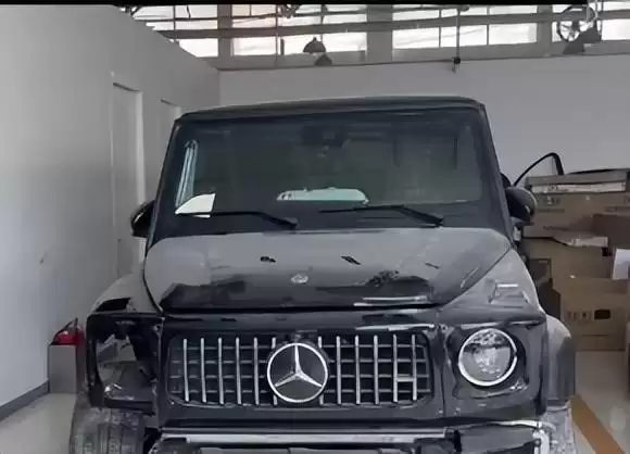 车主借百万越野车充婚车致连撞四车，好友肇事拒赔引诉讼风波