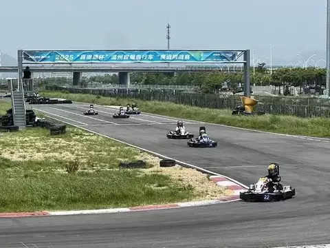 卡丁车弯道制胜关键：精准刹车点与动态弯心策略