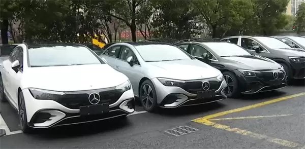 30多万买二手奔驰一个多月就爆缸了!检测出进水商家不认:维权到底就好了