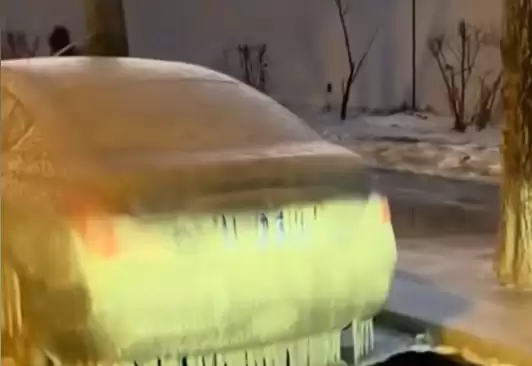 长春街头汽车遭冰层包裹成“冰糖葫芦” 车主菜刀锤子齐上阵破冰开门