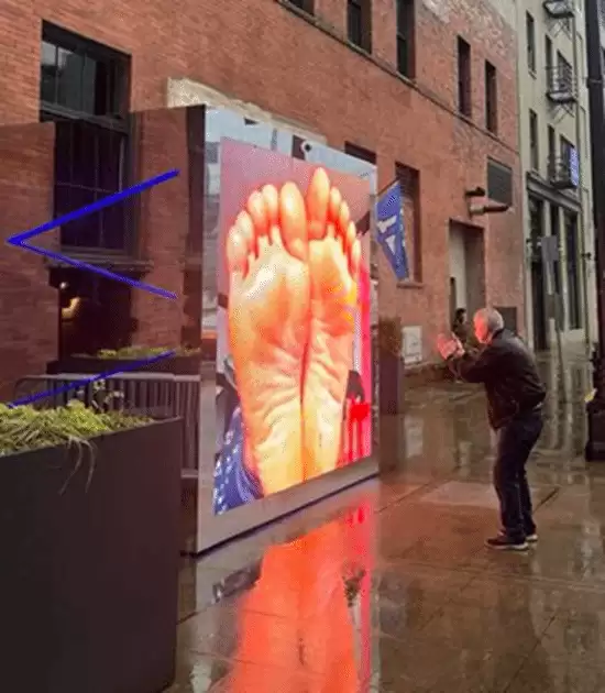 Polymarket数字屏幕遭远程接管播放鞋履动画,疑为黑客攻击或创意营销