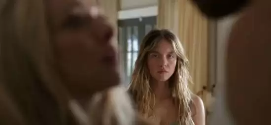 悉妮妹大尺度惊悚片俄罗斯破10亿票房!利润翻10倍