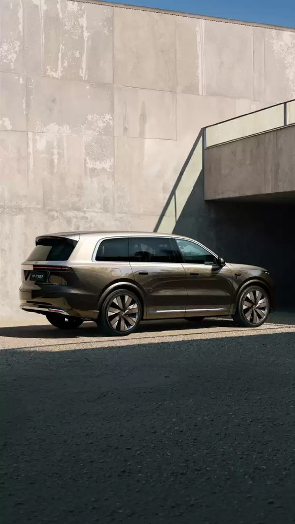 500万以内最好的SUV换代！全新一代理想L9官宣：Livis版本售价55.98万元 搭载全球最强智驾大脑