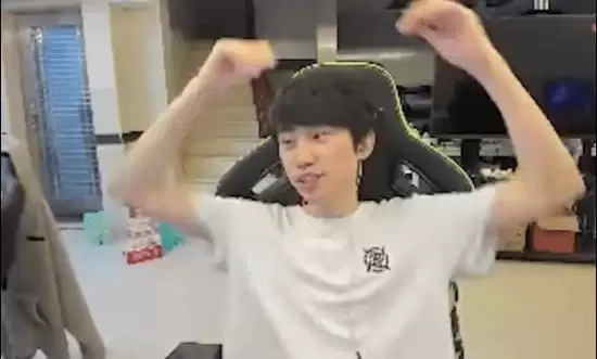 Doinb转战Dota2致LOL手游订单终止,引发跨游戏直播合理性热议