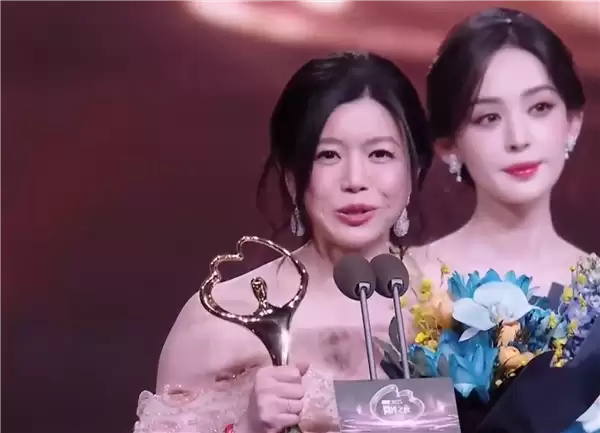 仅凭一部剧又火了!陈妍希获微博2025年度闪耀演员