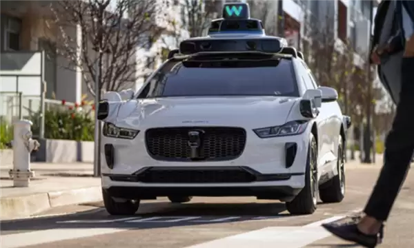 死对头罕见联手！Waymo、特斯拉警告美国：再不发中国将定义自动驾驶快