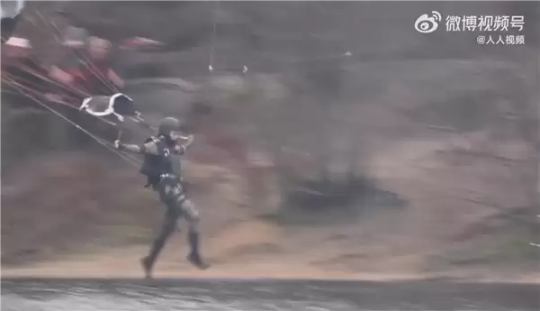 《古墓丽影》真人剧拍摄现场曝光：劳拉乘降落伞飞跃湖面