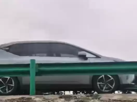 电动车高速上行驶 剩余27%电量突然归零!车主向车企索赔400元拖车费