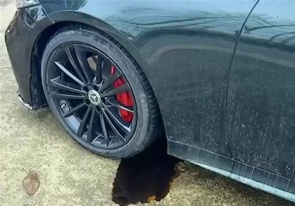 30多万买二手奔驰一个多月就爆缸了!检测出进水商家不认:维权到底就好了