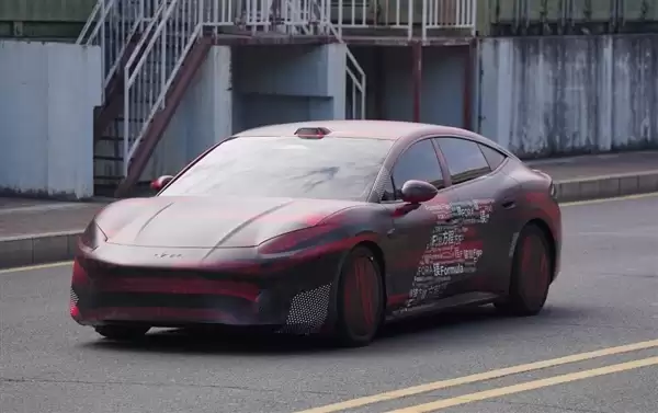 方程豹首款轿车谍照曝光！车长超5米 车身贴纸透露命名玄机