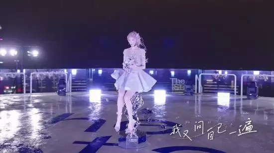 智元AGIBOT举办全球首场机器人晚会，精灵・玎情歌首秀震撼登场