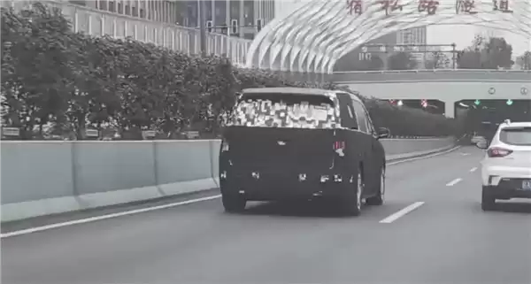 尊界全新高端MPV路试曝光,延续纵横星河设计语言