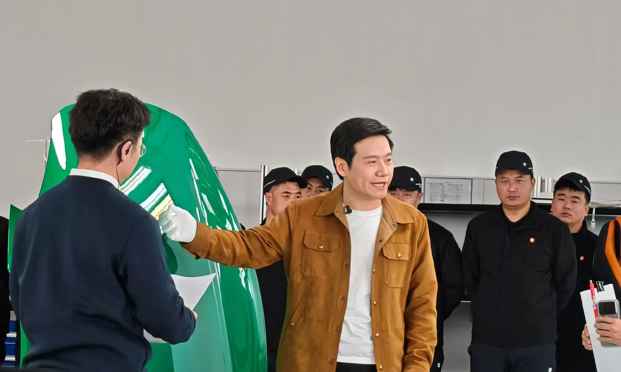 雷军直播现拆小米YU7!呼吁大家说公道话,别找茬