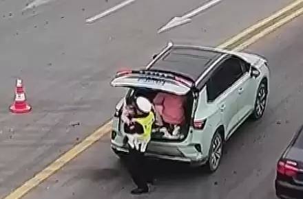 罚100元记3分!家长为春运返乡图方便:竟将两个孩子塞进了汽车后备箱
