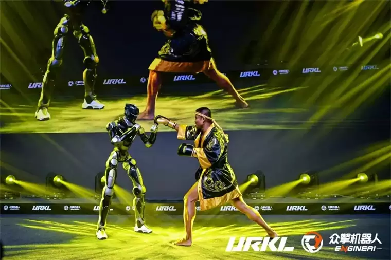 全球首个人形机器人自由格斗赛来了