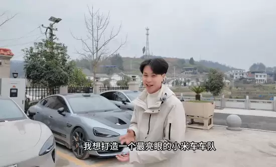 数百辆小米汽车组成婚车车队，打造科技感十足的新人婚礼