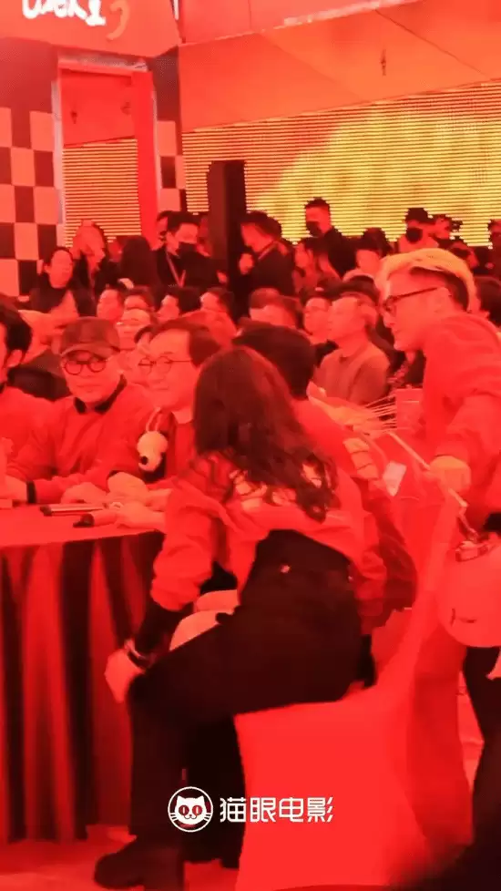 镖人：风起大漠定档2026春节档，预售破千万，成龙亮相主创合影