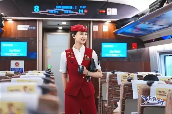 00后女孩写信建议女乘务员换裤装 铁路部门回应