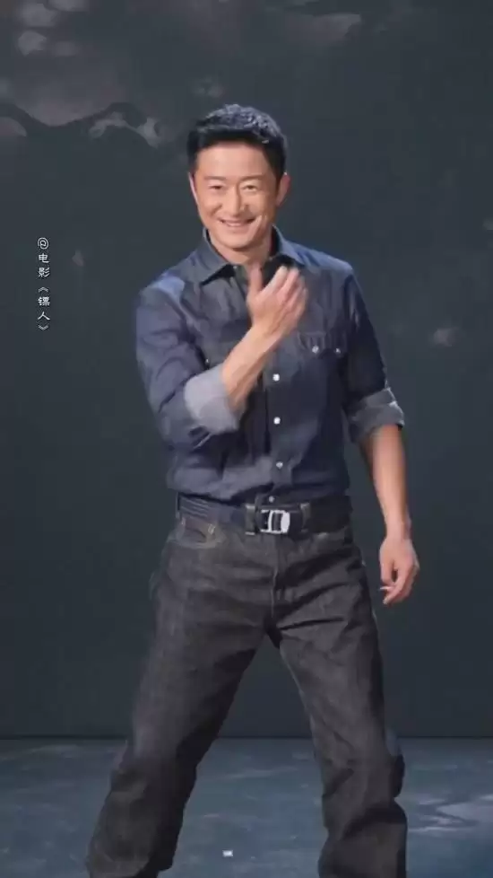 硬汉吴京豁出去了!跳起网红“刀马舞”反差感十足