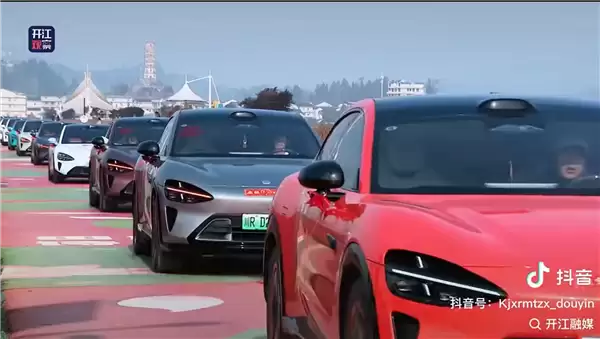 386辆小米婚车队刷屏!雷军直播间透露:新郎很特别 集齐SU7/YU7/Ultra