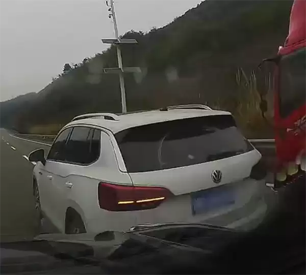 男子高速刀片超车剐蹭后直接加速逃逸 理由太奇葩!