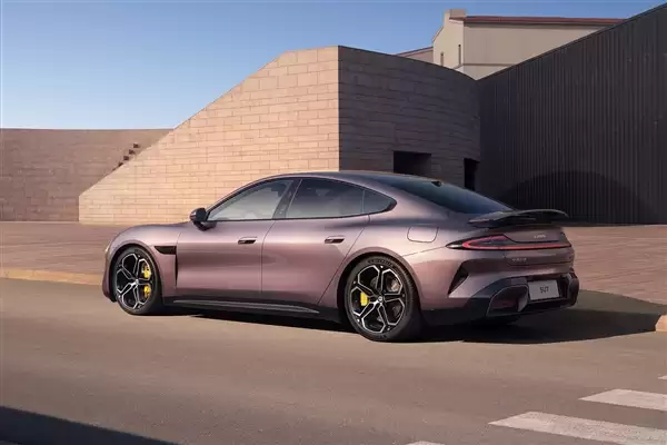 累计交付近3.7万辆 雷军宣布初代小米SU7正式停产