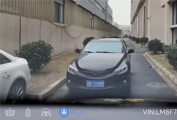 直行车道被乱停车堵住华为智驾会当场死机吗 实测太惊艳!