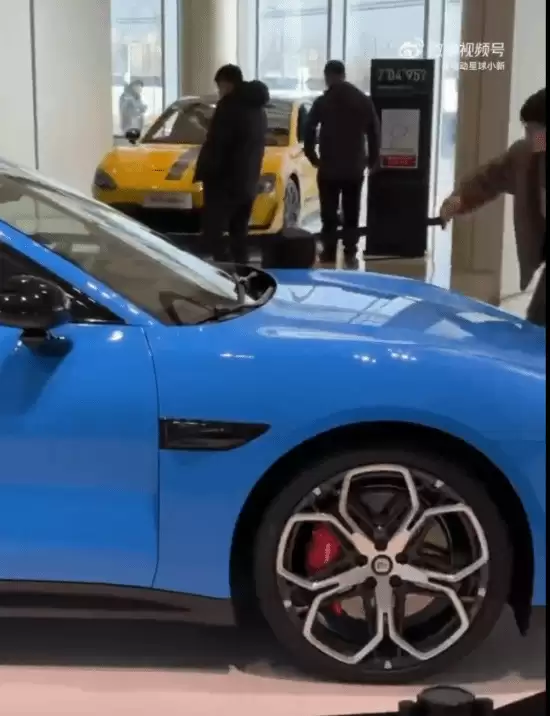 小米SU7春节前抢先入店，卡布里蓝惊艳亮相，九色可选+全系激光雷达