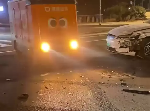 两台轿车相撞碎片散落一地 无人驾驶送货卡车放着歌华丽路过